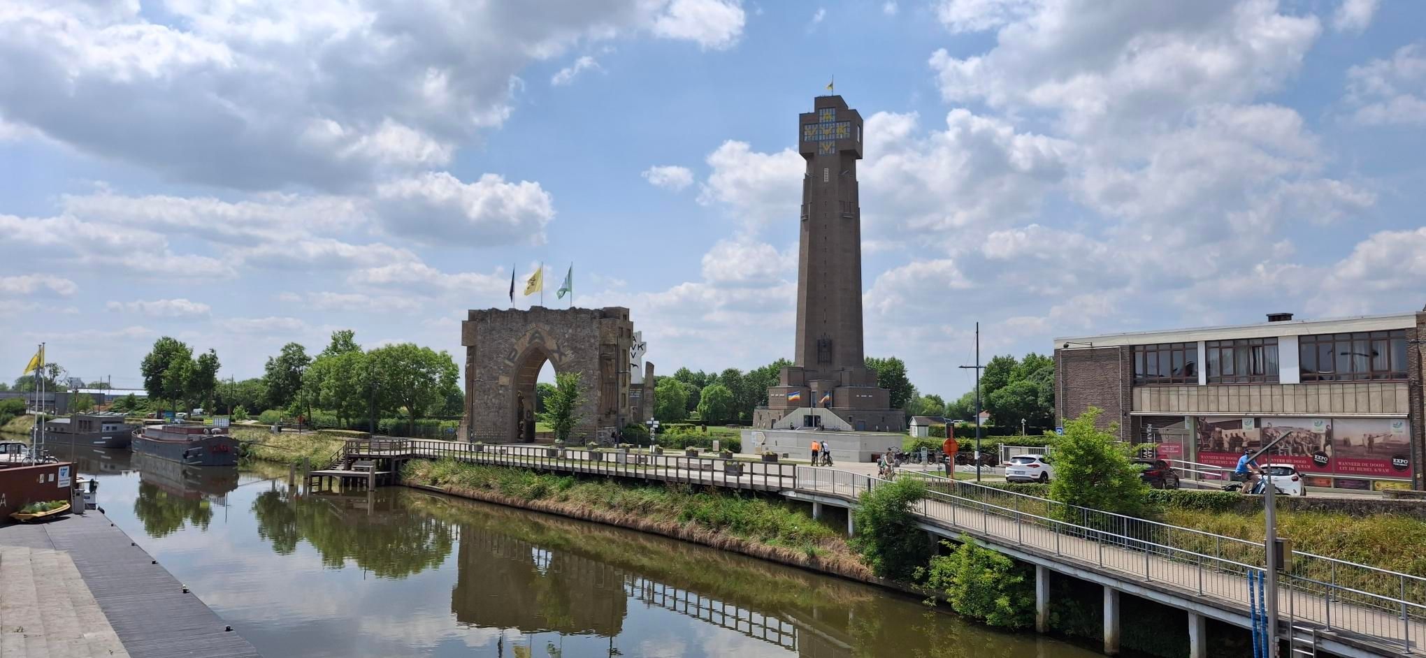 Uitzicht op de IJzertoren vanuit de polders