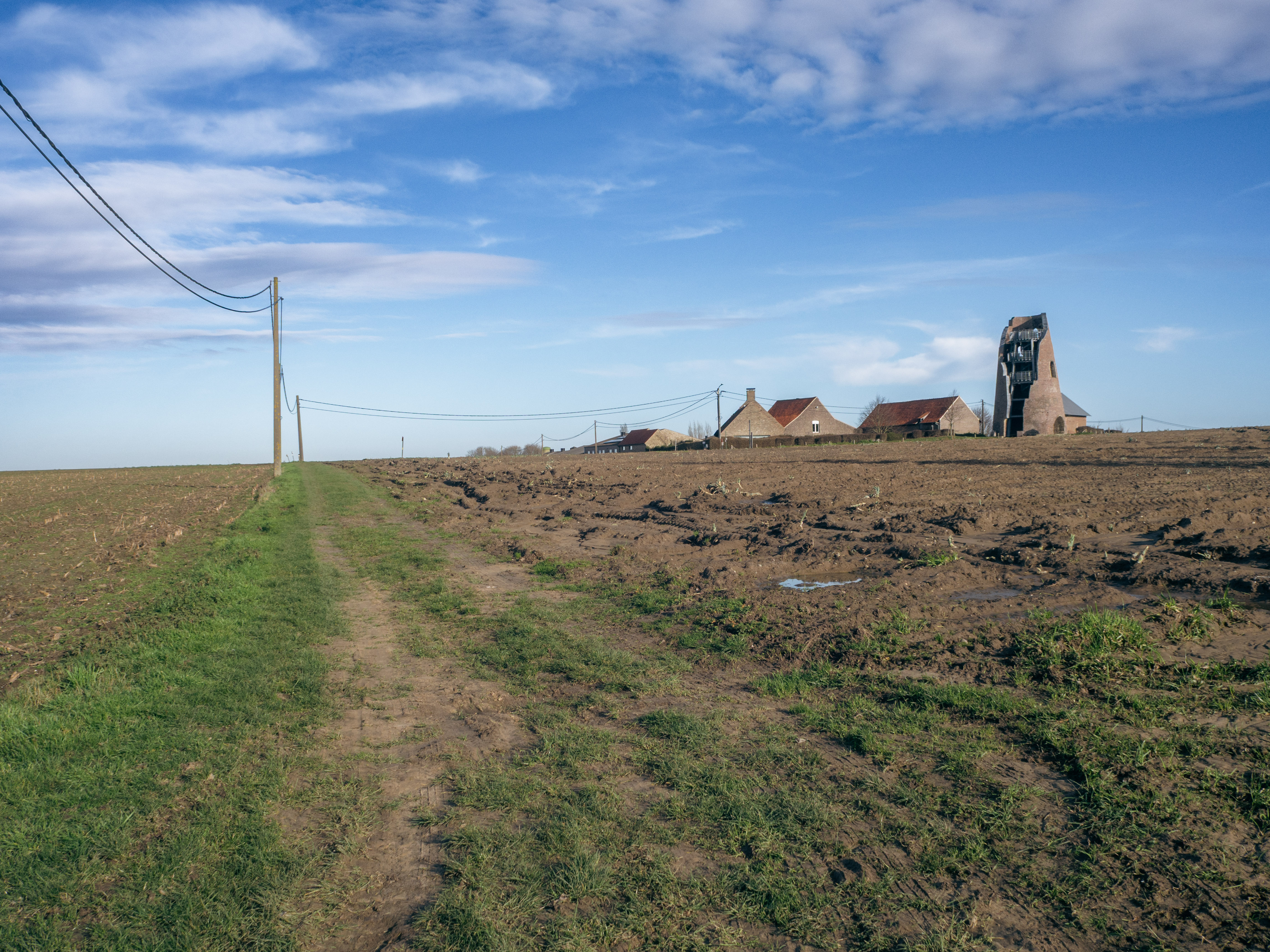 De imposante ruïne van de Vredesmolen